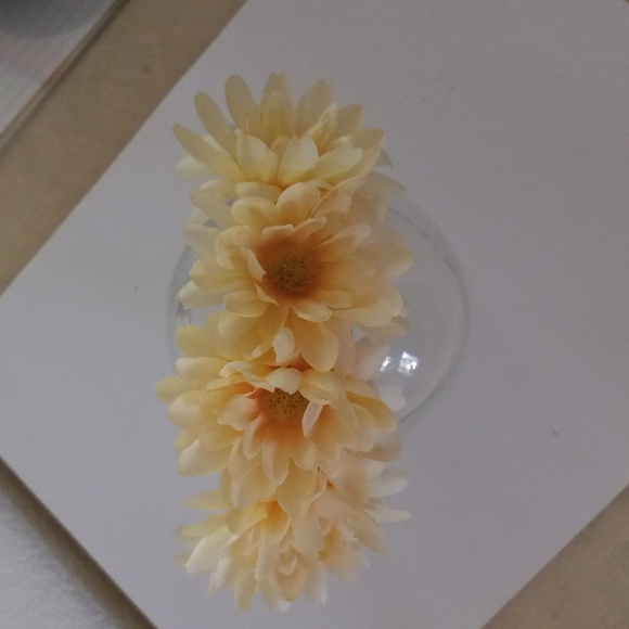 FANCY HEADBAND. WHITE SILK HARD HEADBAND EMBELLISHED WITH LIGHT YELLOW FLOWERS. - Picture 2 of 3